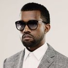 .týždeň.sk: "USA - Kanye West narazil hlavou do značky, keď sa vyhýbal paparazzom"